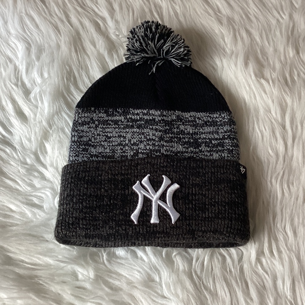 NY Yankee pompom beanie hat